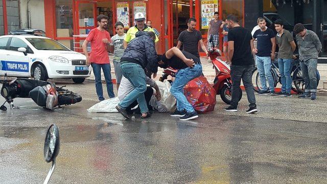 Yaralıyı yağmurdan poşetle ve şemsiyeyle korudular