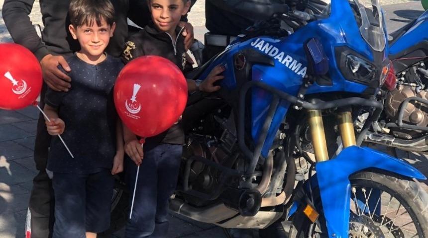 Jandarma &ccedil;ocuklara balon dağıttı
