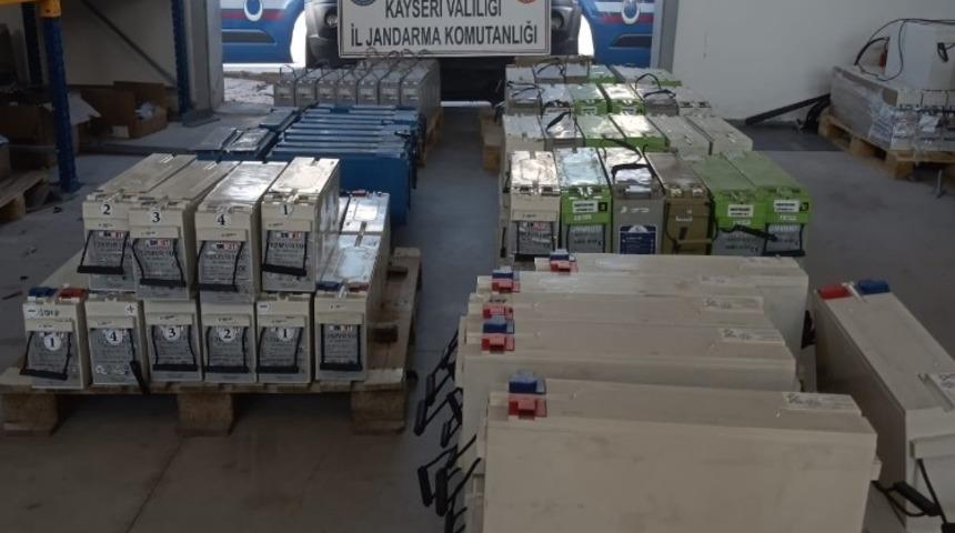 Akü hırsızları yakalandı