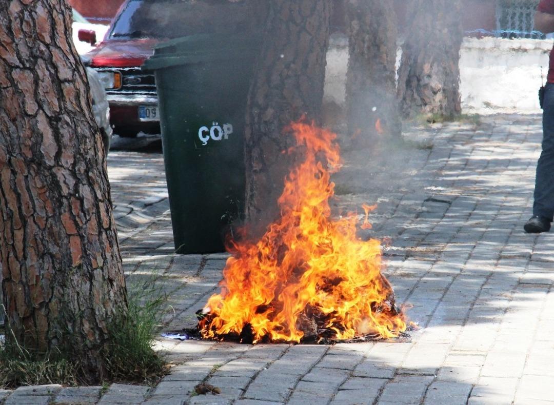 Elbiselerini sokağa d&ouml;k&uuml;p ateşe verdi