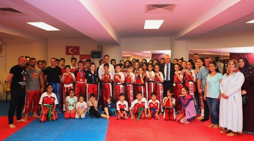 Kick boks sporcularına s&uuml;rpriz moral ziyareti