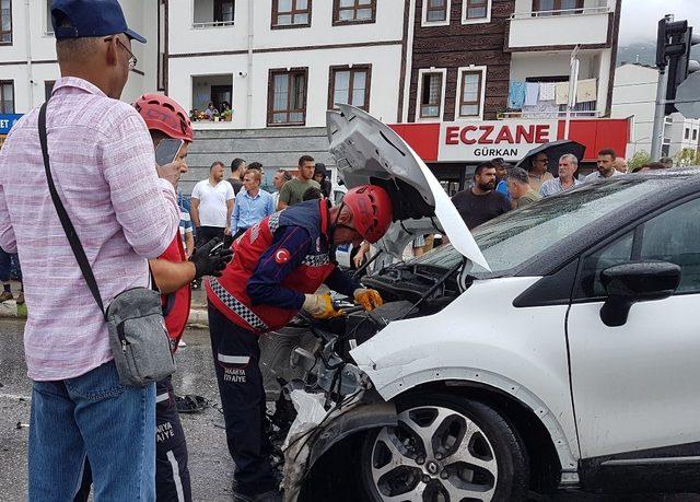 Sakarya’da iki otomobil çarpıştı: 2’si çocuk 7 yaralı