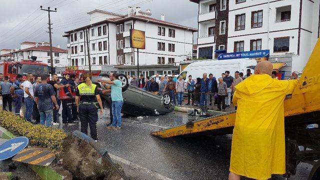 Sakarya’da iki otomobil çarpıştı: 2’si çocuk 7 yaralı