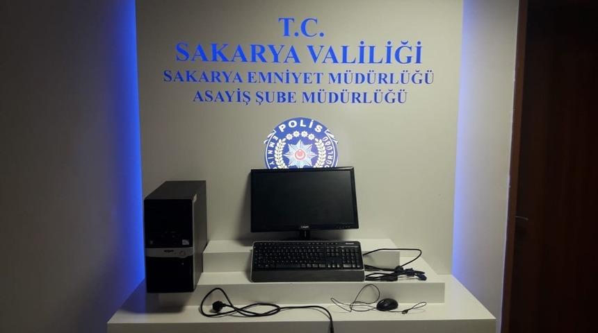 Bilgisayar &ccedil;alan iki şahıs yakalandı