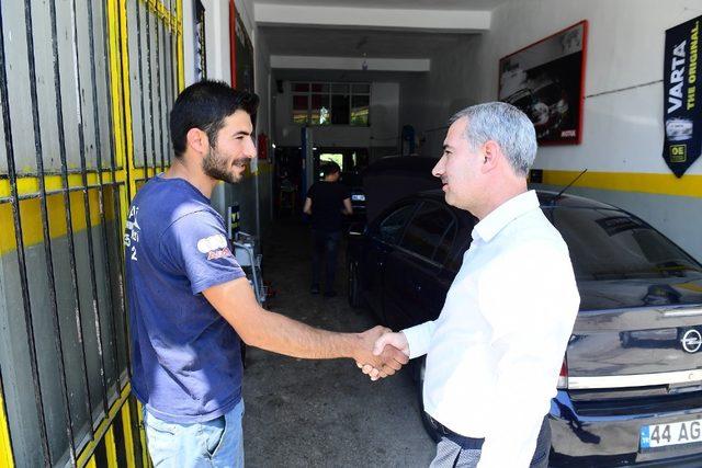 Başkan Çınar, esnafları ziyaret ederek sorunları dinledi