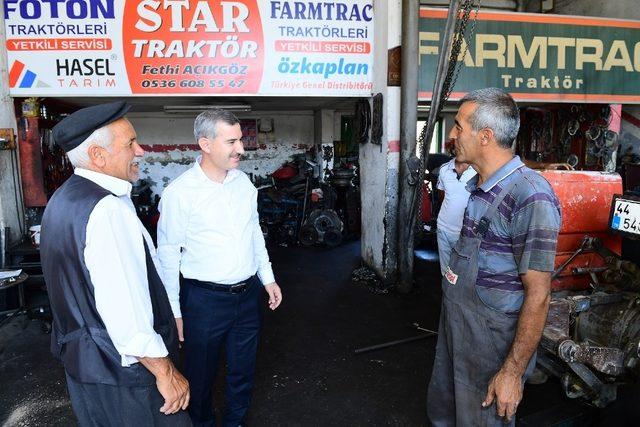 Başkan Çınar, esnafları ziyaret ederek sorunları dinledi