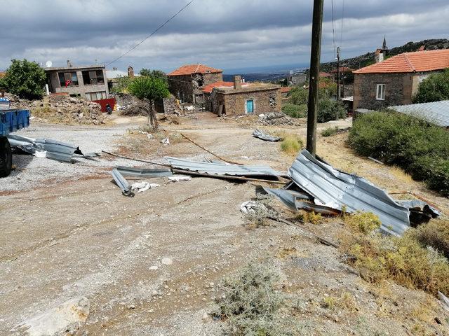 Ayvacık'ta fırtına çatıları uçurdu, ağaçları ve direkleri devirdi