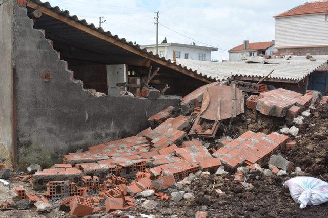 Ayvacık'ta fırtına çatıları uçurdu, ağaçları ve direkleri devirdi