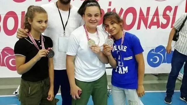 Kolundan sakatlanan kadın boksçu şampiyonluğu bırakmadı