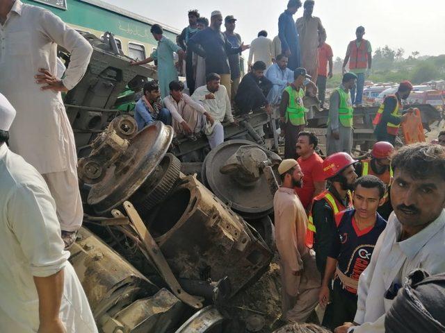 Pakistan’daki tren kazasında ölü sayısı 21’e yükseldi