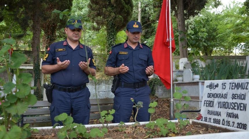 Komutanlar 15 Temmuz şehidini mezarının başında ziyaret ettiler