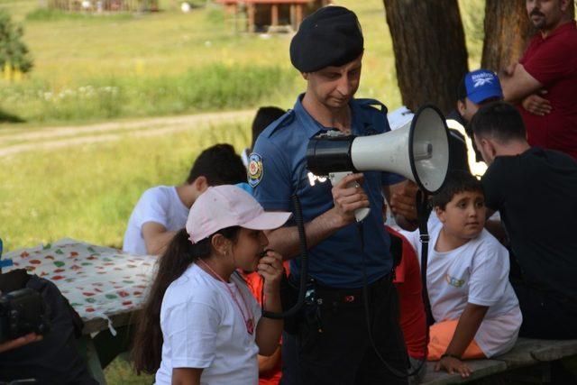 Vali Öksüz, çocuklarla fidan dikti, piknik yaptı