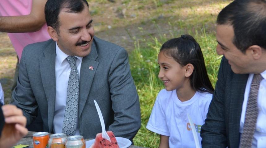 Vali Öksüz, çocuklarla fidan dikti, piknik yaptı