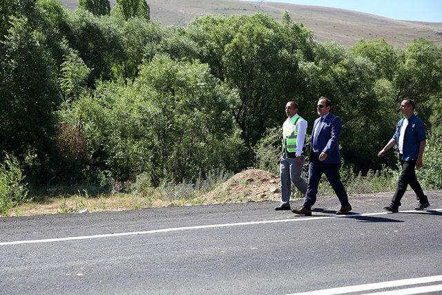 Vali Pehlivan, yapımı tamamlanan Bayburt - Konursu yolunda incelemelerde bulundu