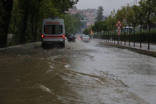 Zonguldak’ta şiddetli yağmur yolları göle çevirdi