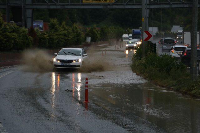 Zonguldak’ta şiddetli yağmur yolları göle çevirdi