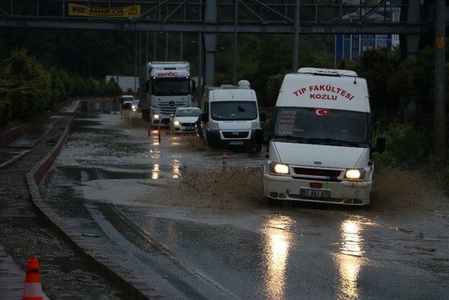 Zonguldak’ta şiddetli yağmur yolları göle çevirdi