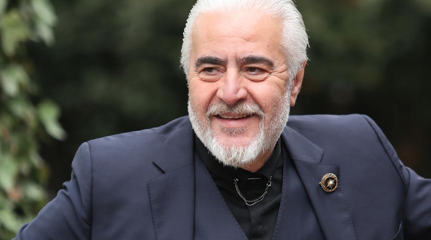 Uğur Yücel Azınlıkta Kaldık ile sahnelere dönüyor