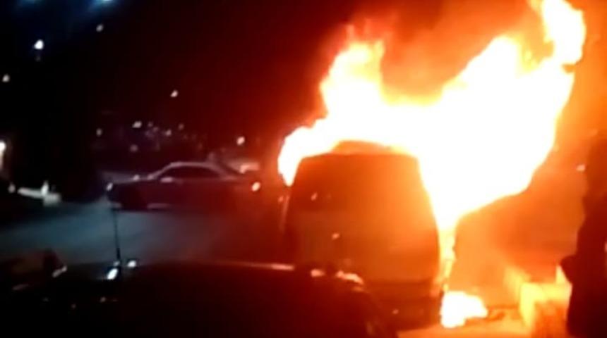 Park halindeki araç alev topuna döndü