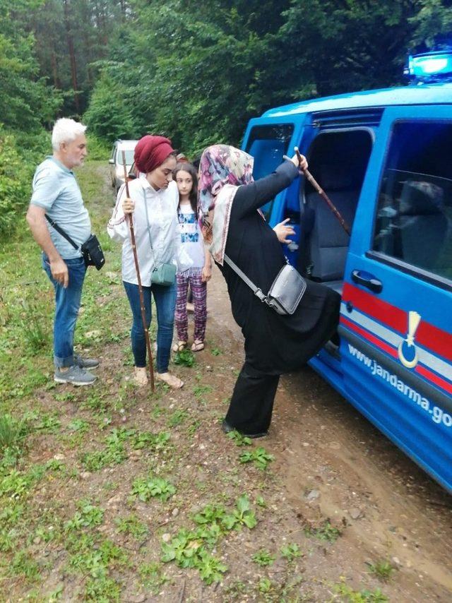 Şelalede mahsur kalan ailelerin yardımına jandarma yetişti