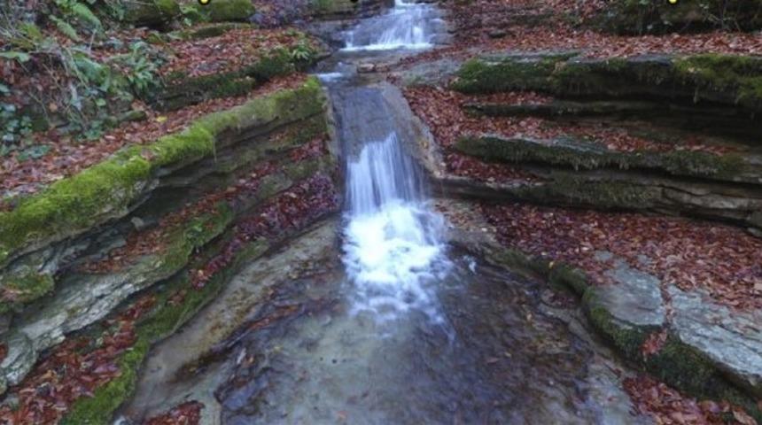 Şelalede mahsur kalan ailelerin yardımına jandarma yetişti