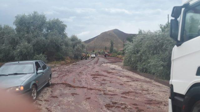 Sel suları Sungurlu-Çankırı yolunu trafiğe kapattı