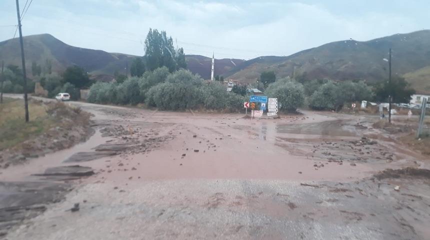 Sel suları Sungurlu-Çankırı yolunu trafiğe kapattı