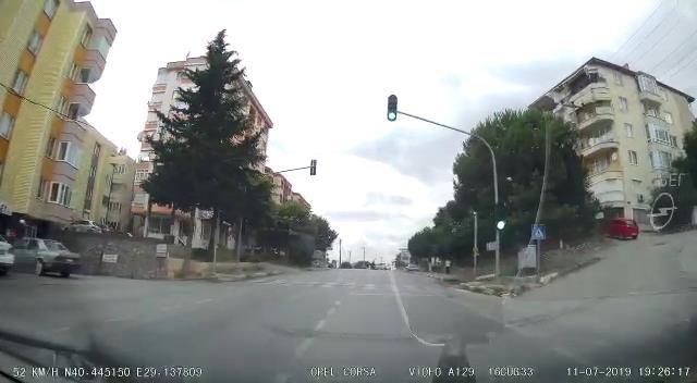 Hatalı U dönüşü yapan otomobile motosiklet çarptı: 1 yaralı