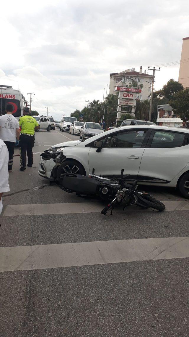 Hatalı U dönüşü yapan otomobile motosiklet çarptı: 1 yaralı