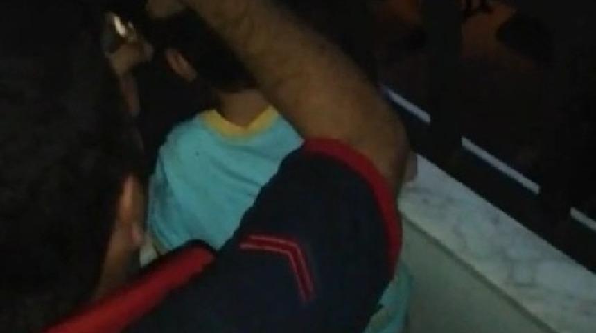 Balkon demirine sıkışan çocuğu itfaiye kurtardı