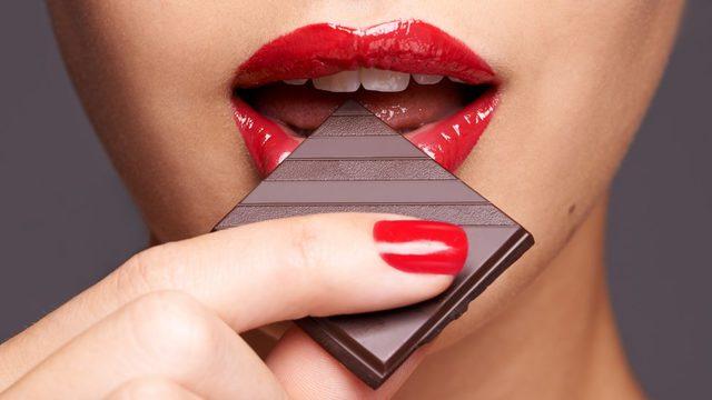 Bilim insanları bitter çikolata yemenin aşık olmuş gibi hissettirdiğini söylüyor