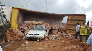 Balıkesir'de, devrilen kamyondan dökülen kayaların altında kalan sürücü öldü 