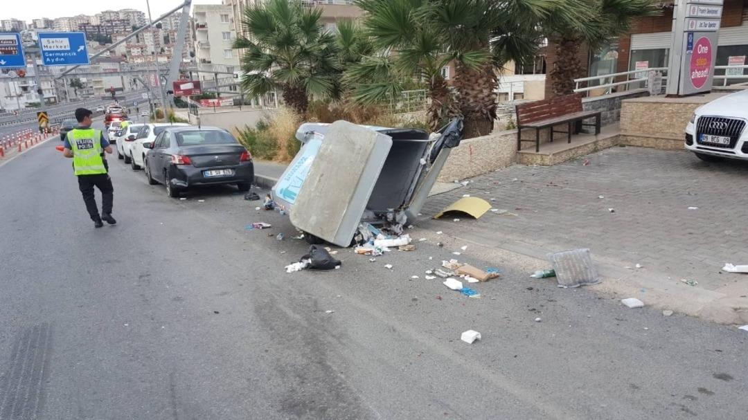 Direksiyon hakimiyetini kaybeden s&uuml;r&uuml;c&uuml;, &ouml;n&uuml;ne gelen herşeye &ccedil;arptı