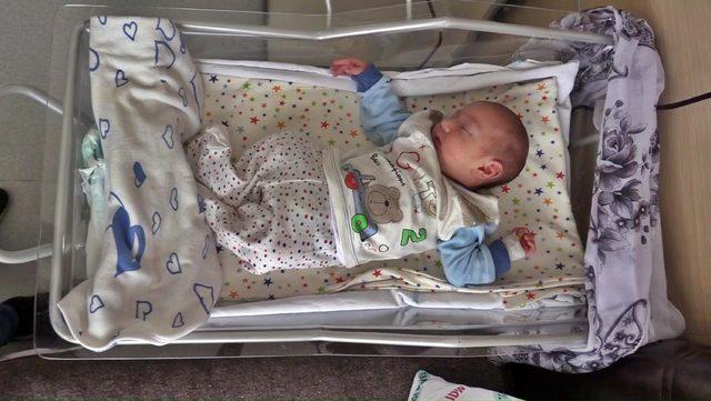 Muş'ta yeni doğan bebeğe omurilik ameliyatı