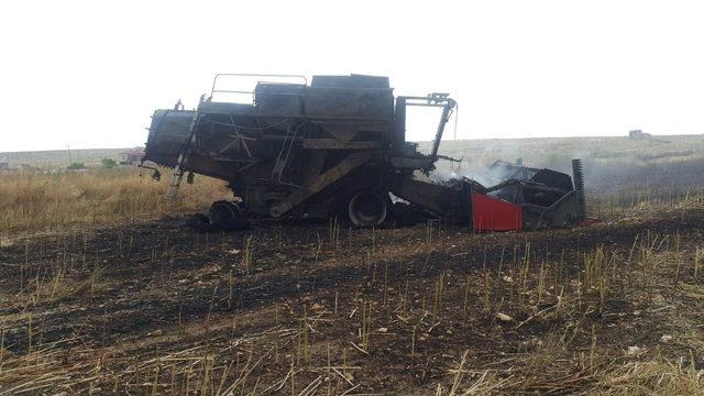 Tarlada çalışan biçerdöver alev alev yandı 1