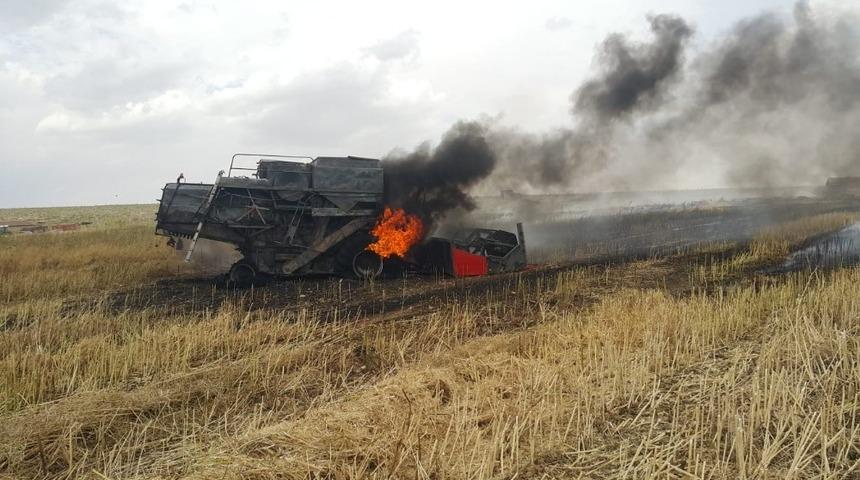 Tarlada &ccedil;alışan bi&ccedil;erd&ouml;ver alev alev yandı