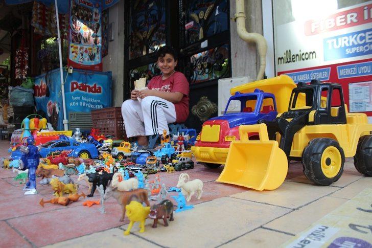 Sokakta oyuncaklarını satışa çıkardı G1