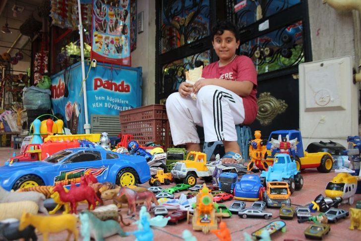 Sokakta oyuncaklarını satışa çıkardı G2