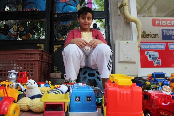 Sokakta oyuncaklarını satışa çıkardı G3