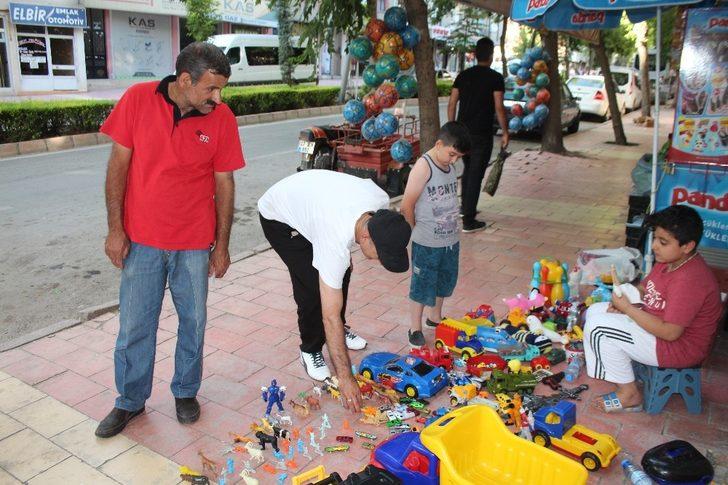 Sokakta oyuncaklarını satışa çıkardı G4