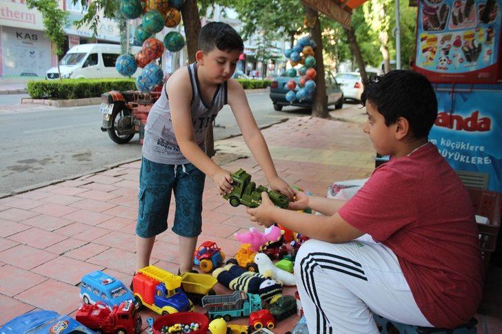 Sokakta oyuncaklarını satışa çıkardı G5