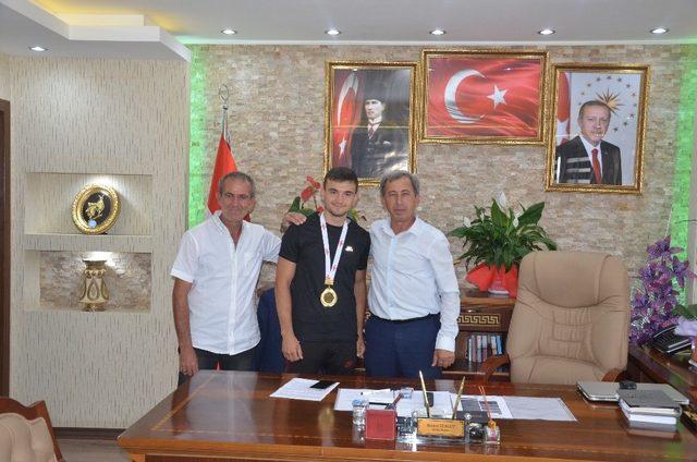 Ağırlığının 3 katını kaldıran Eskişehirli milli sporcu Başkan Durgut’u ziyaret etti