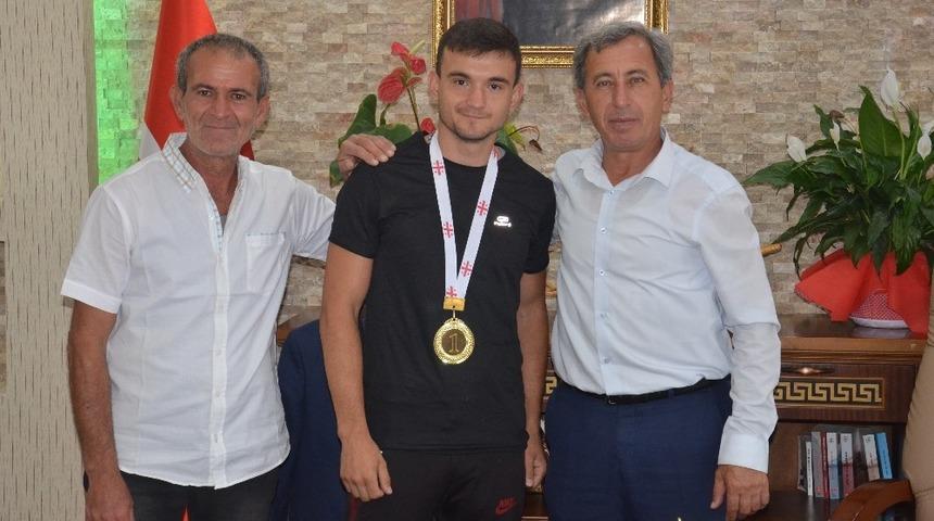 Ağırlığının 3 katını kaldıran Eskişehirli milli sporcu Başkan Durgut&rsquo;u ziyaret etti