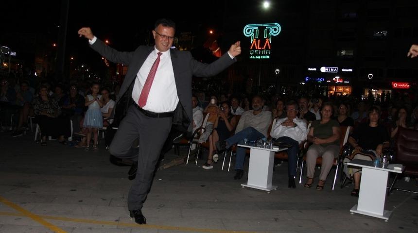 Başkan &Ouml;k&uuml;zc&uuml;oğlu TSM konserinde zeybek oynadı