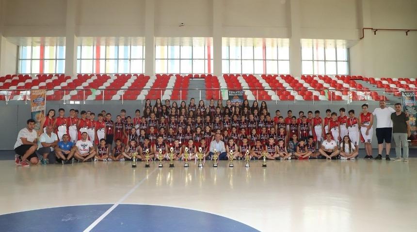 Şampiyonların kupaları Başkan Akın’dan