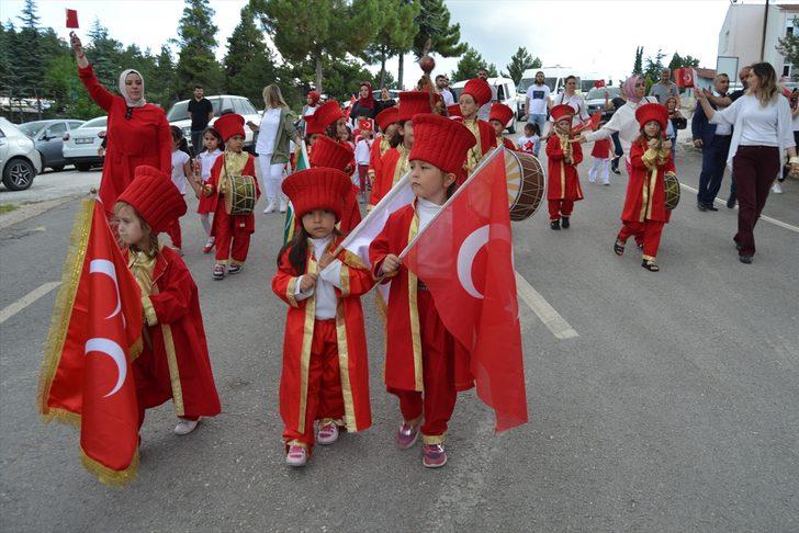 Anaokulu öğrencileri 15 Temmuz şehitleri için yürüdü G3