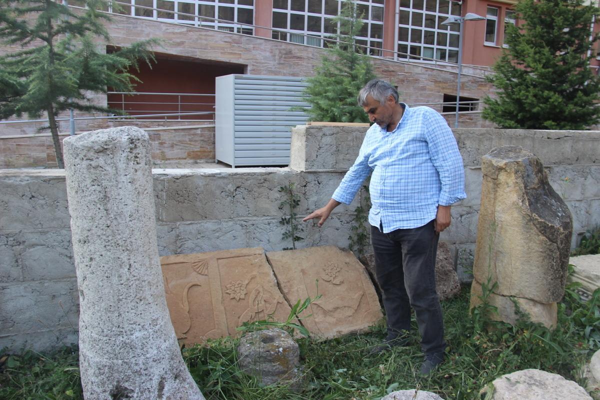 Yol kenarında buldu! Başta ne olduğunu anlamadı, yaklaşınca ger&ccedil;ek ortaya &ccedil;ıktı!