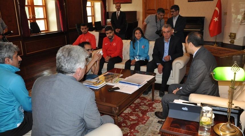 Vali Öksüz, milli sporcuları makamında ağırladı