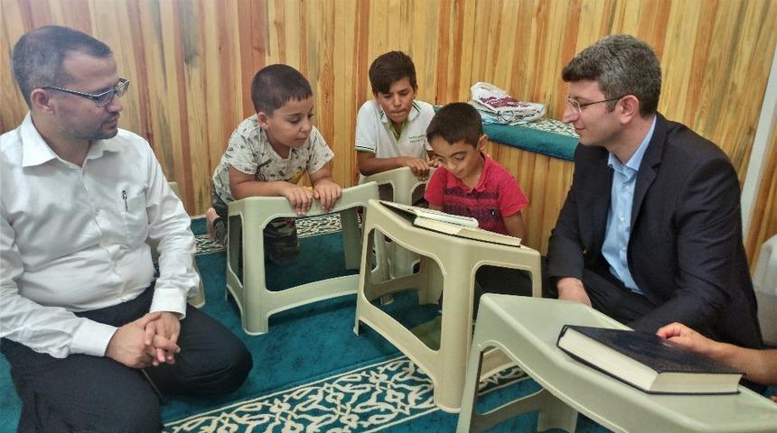 Kaymakam Şener Kur&rsquo;an-ı Kerim okumayı &ouml;ğrenen &ccedil;ocuklarla buluştu