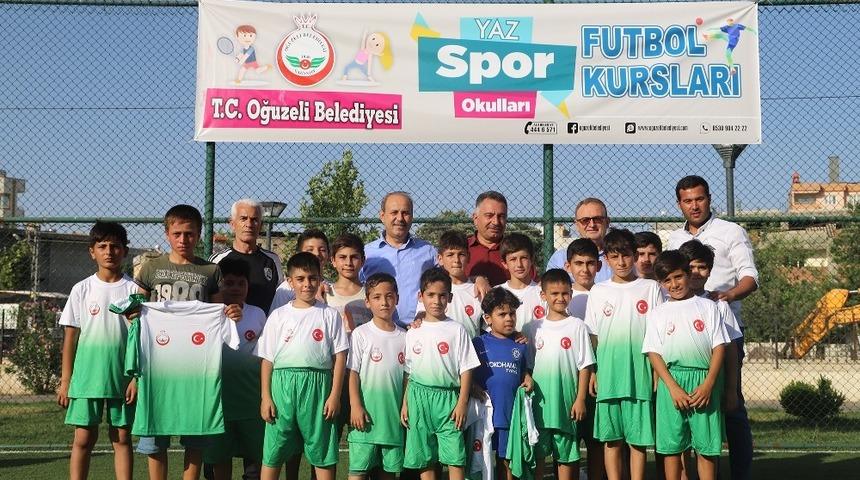 Kılı&ccedil; &ccedil;ocuklara forma dağıttı